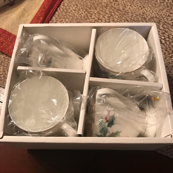 Vintage Ribbon Holly Mug Set - Picture 3 of 6